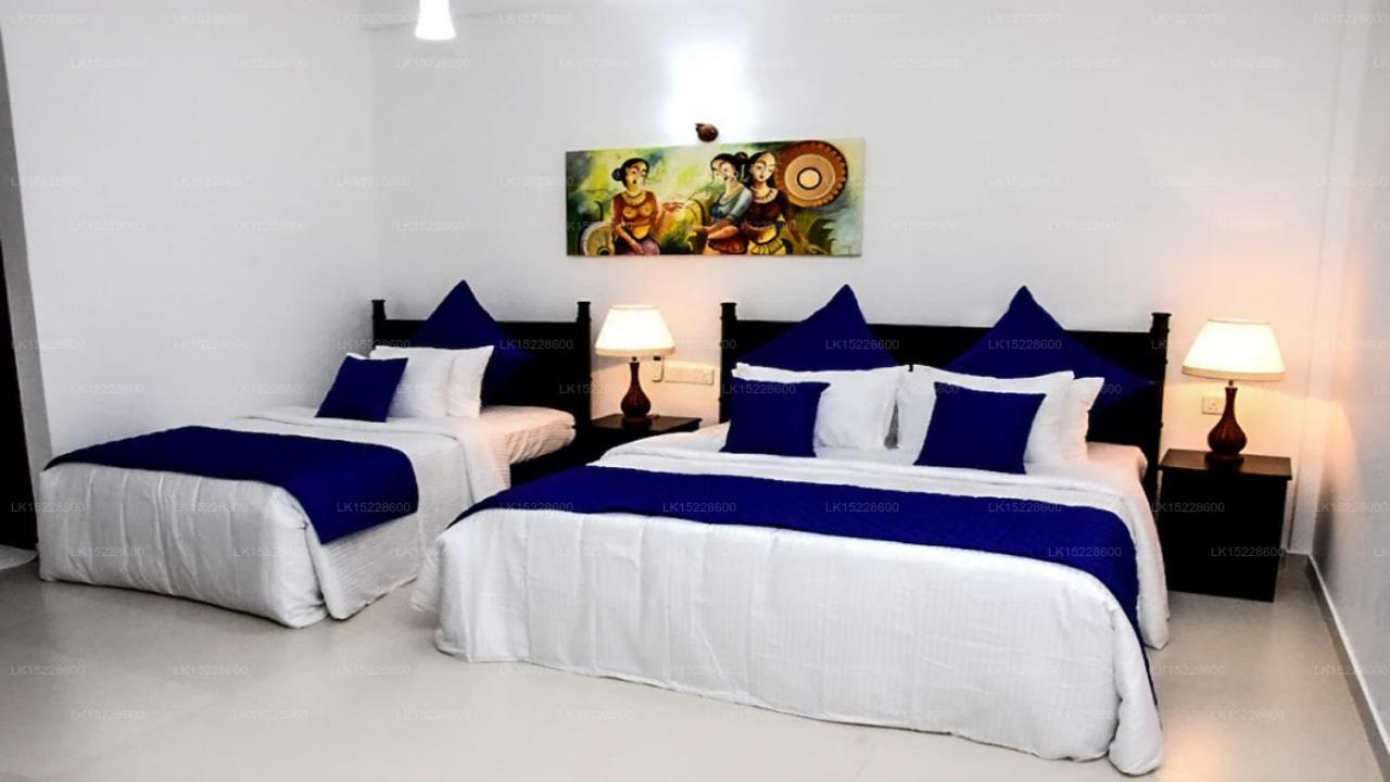 Blue Spring Hotel Ваддува Экстерьер фото