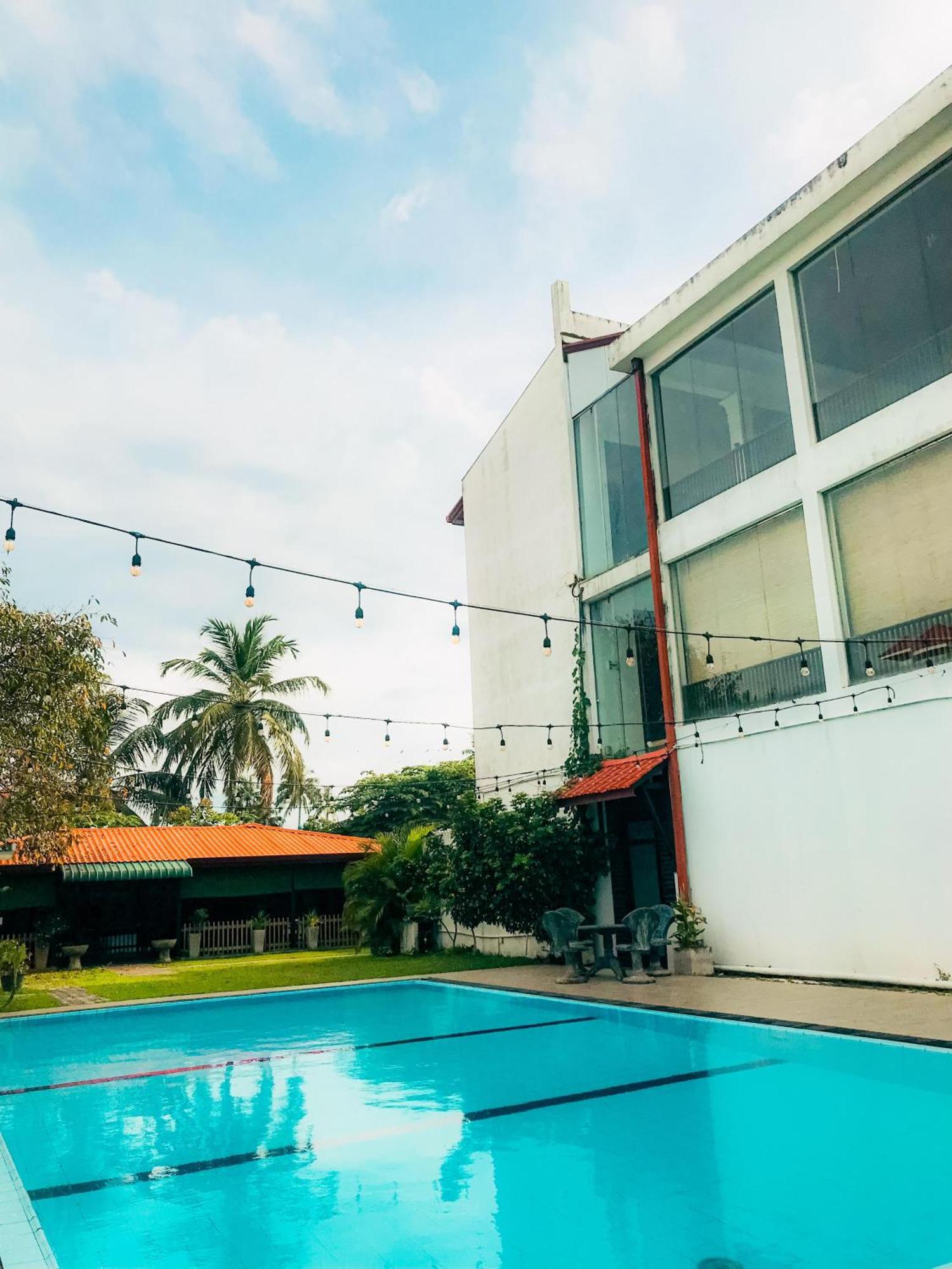 Blue Spring Hotel Ваддува Экстерьер фото